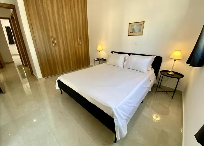 Seaside Two Bedroom Elegant Flat In Tourist Area דירה *