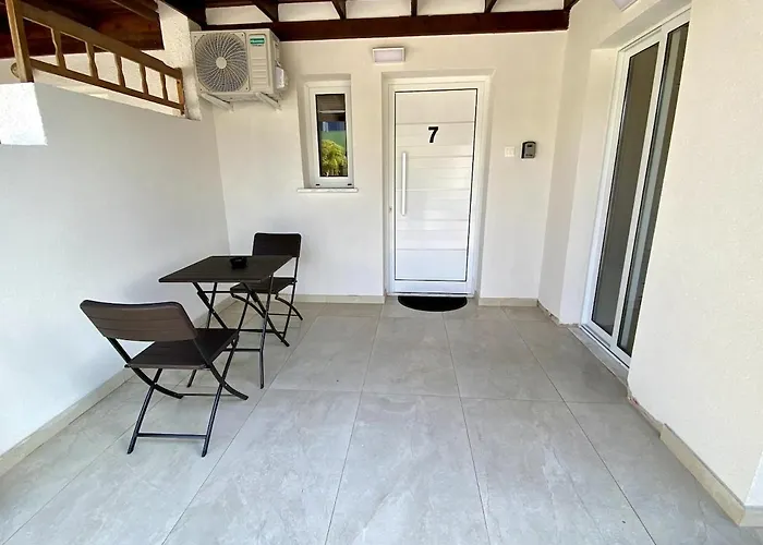 Seaside Two Bedroom Elegant Flat In Tourist Area דירה