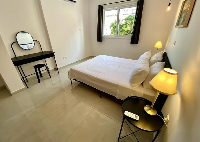 Seaside Two Bedroom Elegant Flat In Tourist Area דירה *