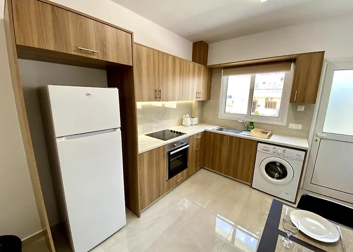 Seaside Two Bedroom Elegant Flat In Tourist Area פאפוס