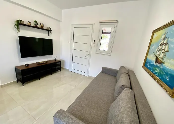 Seaside Two Bedroom Elegant Flat In Tourist Area דירה *