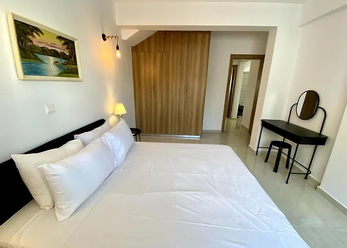 Seaside Two Bedroom Elegant Flat In Tourist Area *