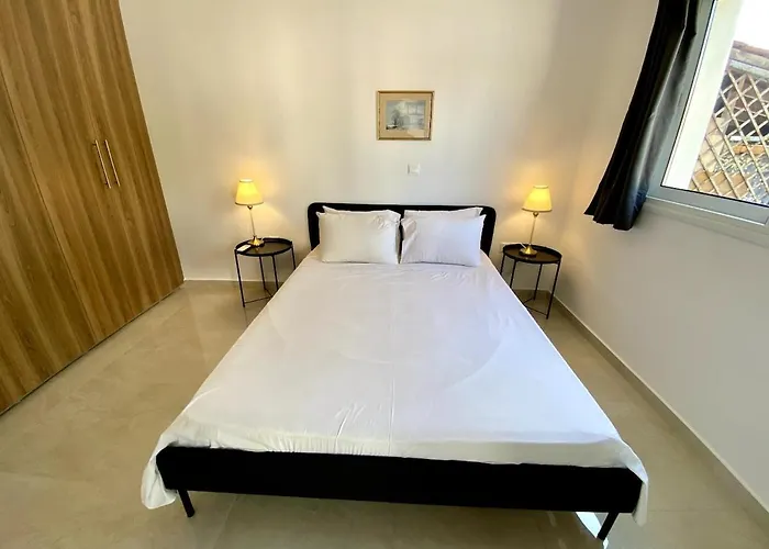 Seaside Two Bedroom Elegant Flat In Tourist Area דירה פאפוס