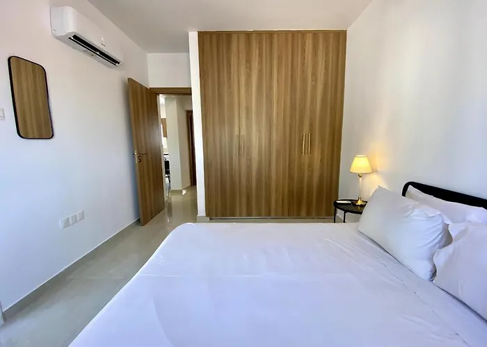 Seaside Two Bedroom Elegant Flat In Tourist Area דירה פאפוס