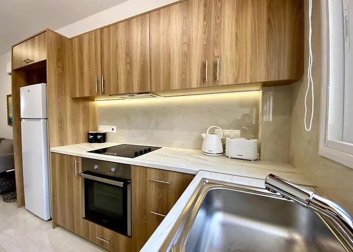 Seaside Two Bedroom Elegant Flat In Tourist Area דירה