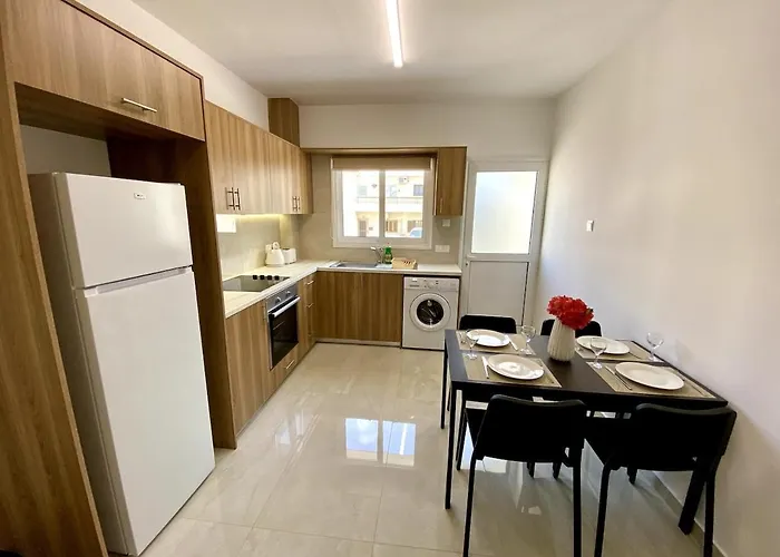 Seaside Two Bedroom Elegant Flat In Tourist Area דירה פאפוס