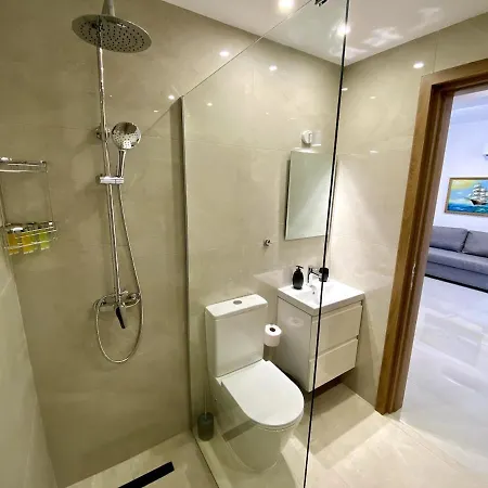 Seaside Two Bedroom Elegant Flat In Tourist Area * 파포스
