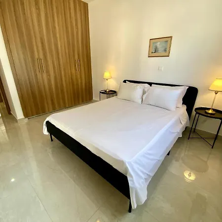 Seaside Two Bedroom Elegant Flat In Tourist Area Appartamento *