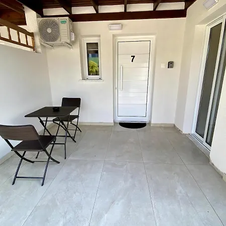 Seaside Two Bedroom Elegant Flat In Tourist Area Appartamento
