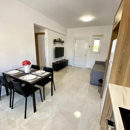 Seaside Two Bedroom Elegant Flat In Tourist Area Appartamento