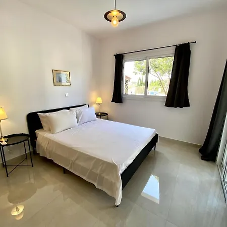 Seaside Two Bedroom Elegant Flat In Tourist Area Pafos