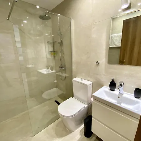 Seaside Two Bedroom Elegant Flat In Tourist Area Appartamento