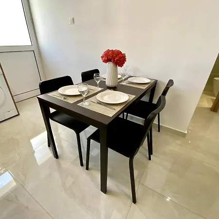 Seaside Two Bedroom Elegant Flat In Tourist Area