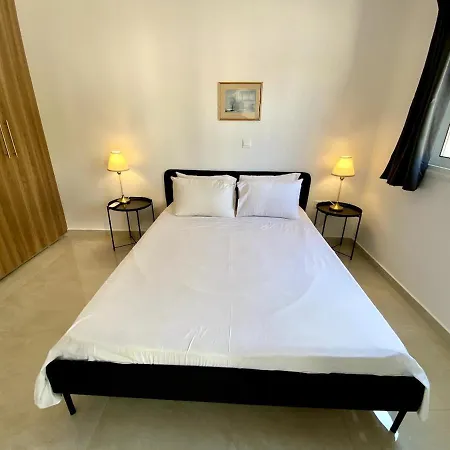 Seaside Two Bedroom Elegant Flat In Tourist Area Appartamento Paphos