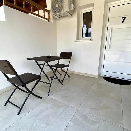 Seaside Two Bedroom Elegant Flat In Tourist Area Daire Pafos