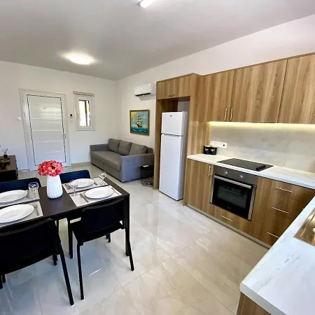 Seaside Two Bedroom Elegant Flat In Tourist Area Daire Pafos