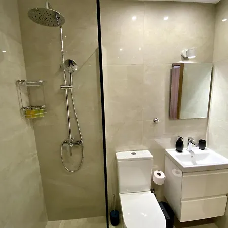 Seaside Two Bedroom Elegant Flat In Tourist Area Appartamento