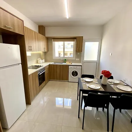 Seaside Two Bedroom Elegant Flat In Tourist Area Appartamento Paphos