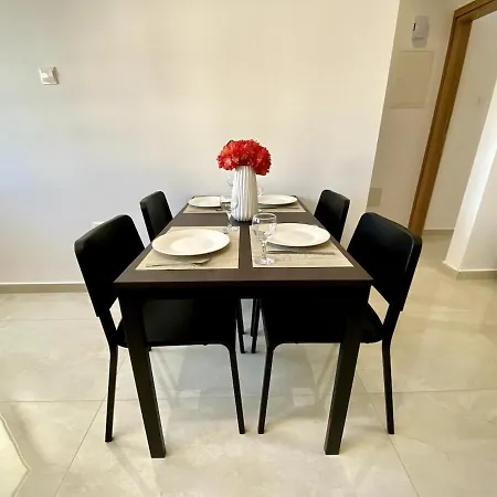 Seaside Two Bedroom Elegant Flat In Tourist Area Appartamento