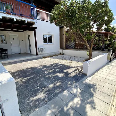 Seaside Two Bedroom Elegant Flat In Tourist Area