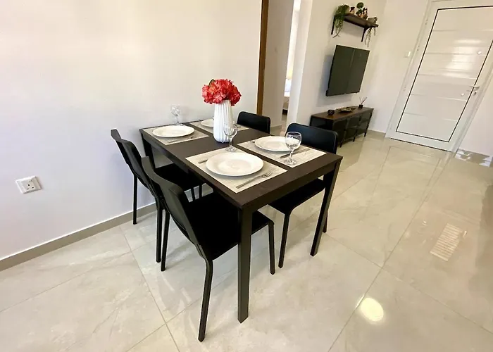 Апартаменты Seaside Two Bedroom Elegant Flat In Tourist Area