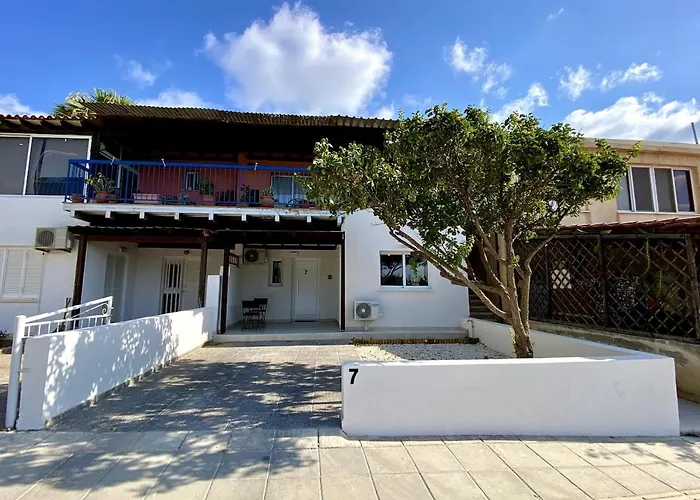 Seaside Two Bedroom Elegant Flat In Tourist Area *