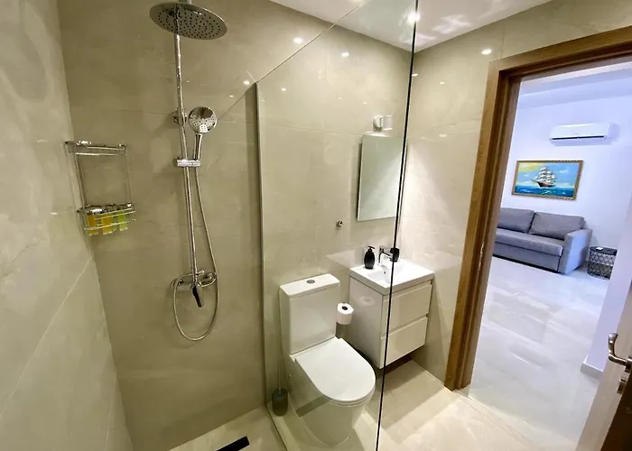 Seaside Two Bedroom Elegant Flat In Tourist Area * 파포스
