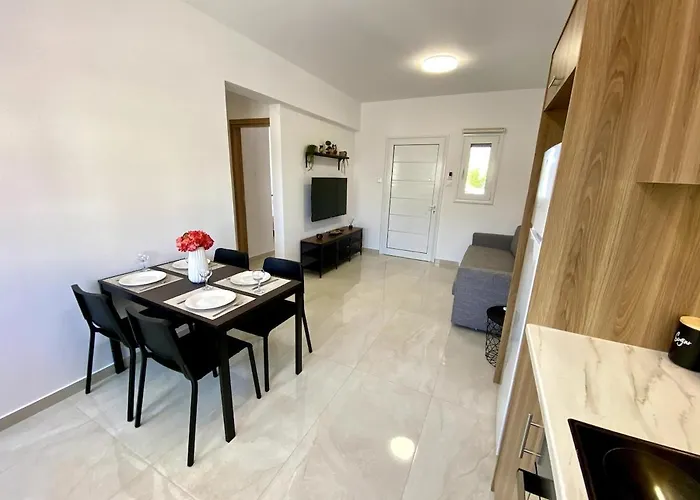 Seaside Two Bedroom Elegant Flat In Tourist Area Apartment