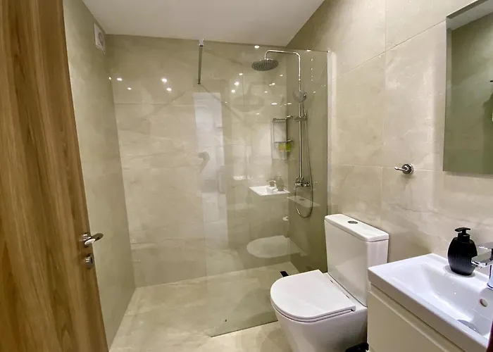 Seaside Two Bedroom Elegant Flat In Tourist Area *