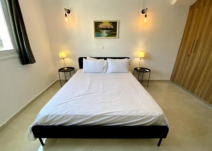 Апартаменты Seaside Two Bedroom Elegant Flat In Tourist Area