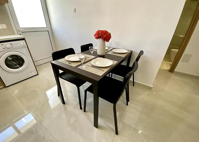 Seaside Two Bedroom Elegant Flat In Tourist Area