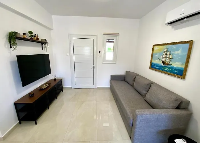 Seaside Two Bedroom Elegant Flat In Tourist Area * Пафос