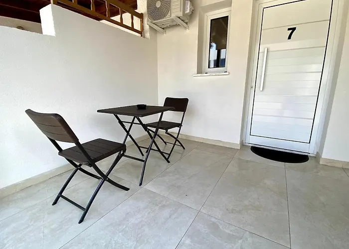 Seaside Two Bedroom Elegant Flat In Tourist Area 아파트 파포스