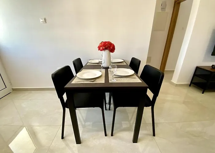 Seaside Two Bedroom Elegant Flat In Tourist Area Apartment