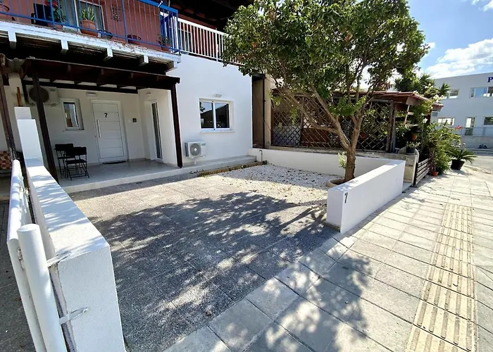 Seaside Two Bedroom Elegant Flat In Tourist Area