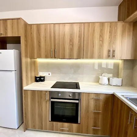 Seaside Two Bedroom Elegant Flat In Tourist Area * 파포스
