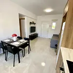 Seaside Two Bedroom Elegant Flat In Tourist Area Apartamento