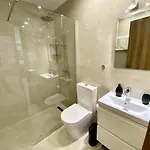 Seaside Two Bedroom Elegant Flat In Tourist Area Apartamento