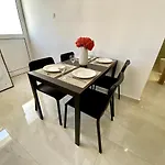 Seaside Two Bedroom Elegant Flat In Tourist Area