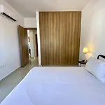 Seaside Two Bedroom Elegant Flat In Tourist Area Apartamento Paphos