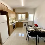 Seaside Two Bedroom Elegant Flat In Tourist Area Apartamento Paphos