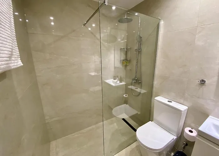 Seaside Two Bedroom Elegant Flat In Tourist Area *